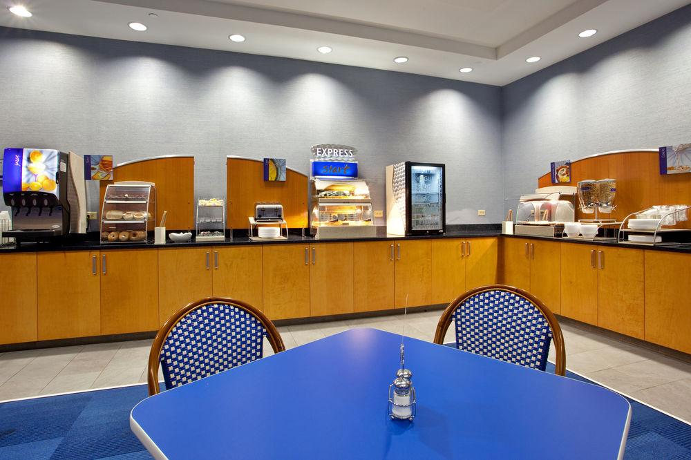 Holiday Inn Express Hotel & Suites Norfolk Airport By Ihg Exterior foto